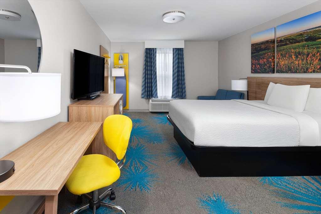 Days Inn & Suites By Wyndham Sellersburg Δωμάτιο φωτογραφία