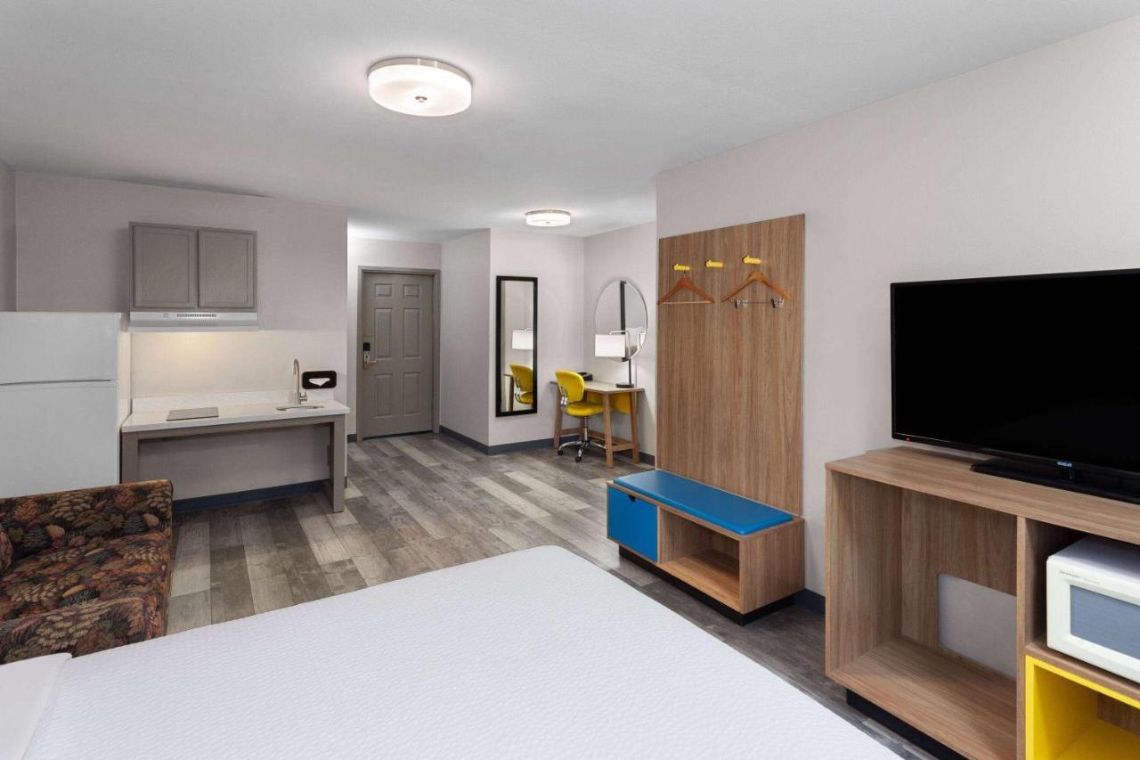 Days Inn & Suites By Wyndham Sellersburg Εξωτερικό φωτογραφία