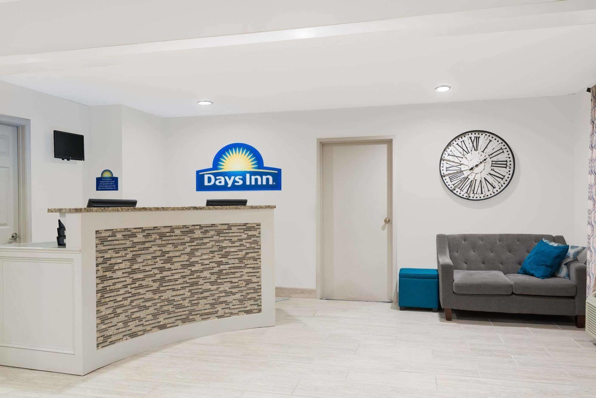 Days Inn & Suites By Wyndham Sellersburg Εξωτερικό φωτογραφία